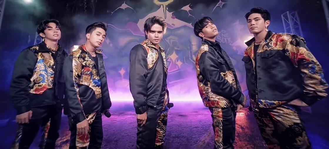 KSFJ16's tweet photo. Sino ba yang SB19? Importante ba sila? 
OO! GOLD SILA! GOLD! 🔥⚡

SB19 Proudly Homegrown
@SB19Official  #SB19
#SB19onAwitAwards 

Stream #Bazinga_SB19 MUSIC Video https://t.co/ekRhmbzahN
