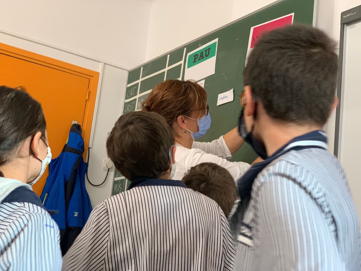 epiasabadell's tweet photo. TALLER DE LA PAU
Aquests dies l'alumnat de 4t B hem fet un taller sobre la PAU, que ens ha ofert l'Ajuntament de Sabadell, i hem parlat sobre quines maneres tenim per resoldre conflictes. En grups hem parlat sobre la pau i com entenem el seu seu significat.
#4TPRIPIASABADELL https://t.co/ZqXlXA8TsN