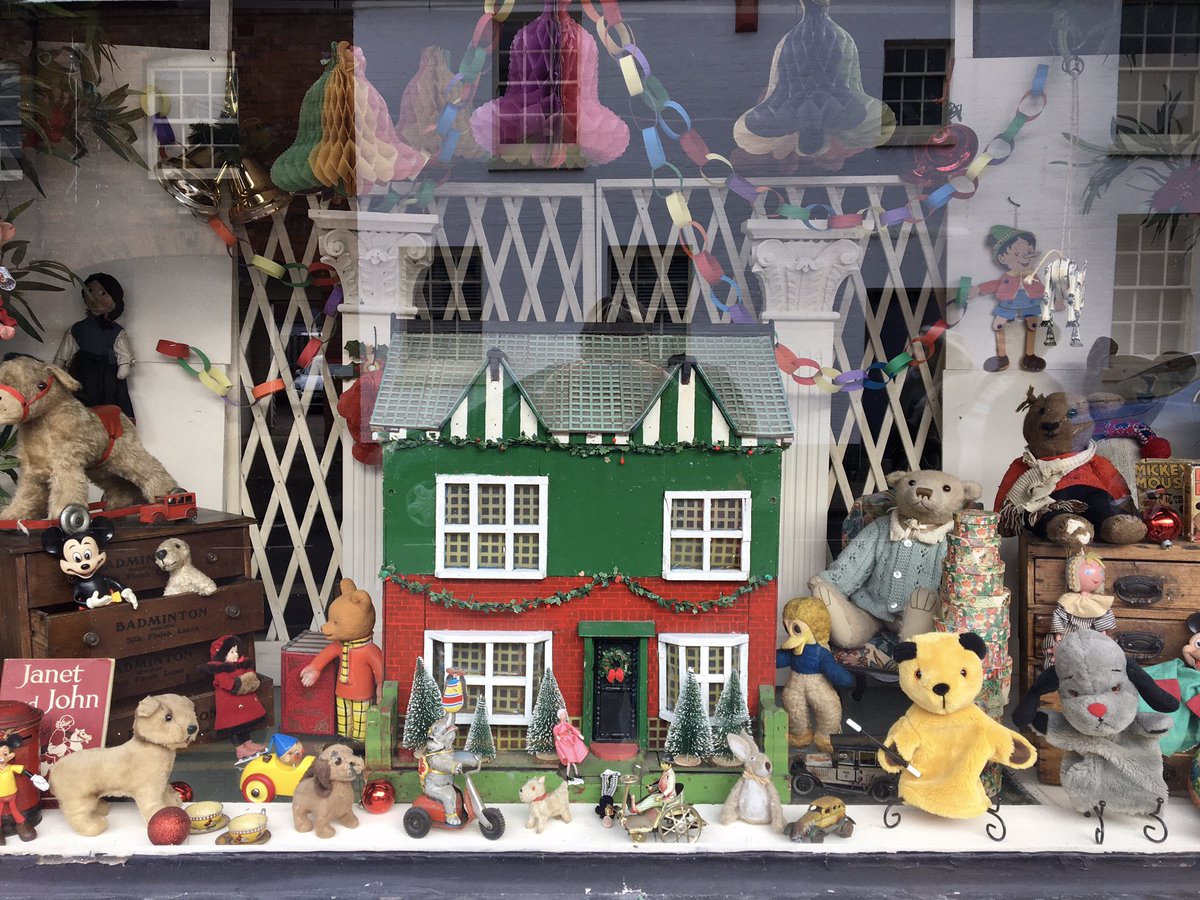 I’m so old now my childhood is heavily featured in the Christmas Window of the local Antiques Centre 😏 #SootyAndSweep #AndyPandy #JanetAndJohn #Stratters