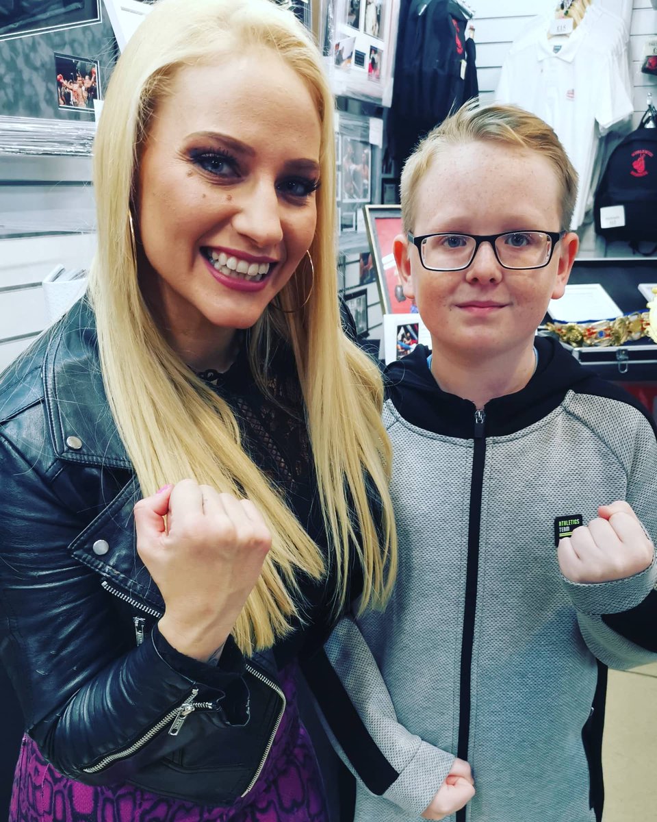 Was a pleasure to meet @EbanieBridges over the weekend such a great girl to chat with and heart of a lion in the ring 🥊

#blondebomber 
 #ChampionSpirit #silverbackgymwear