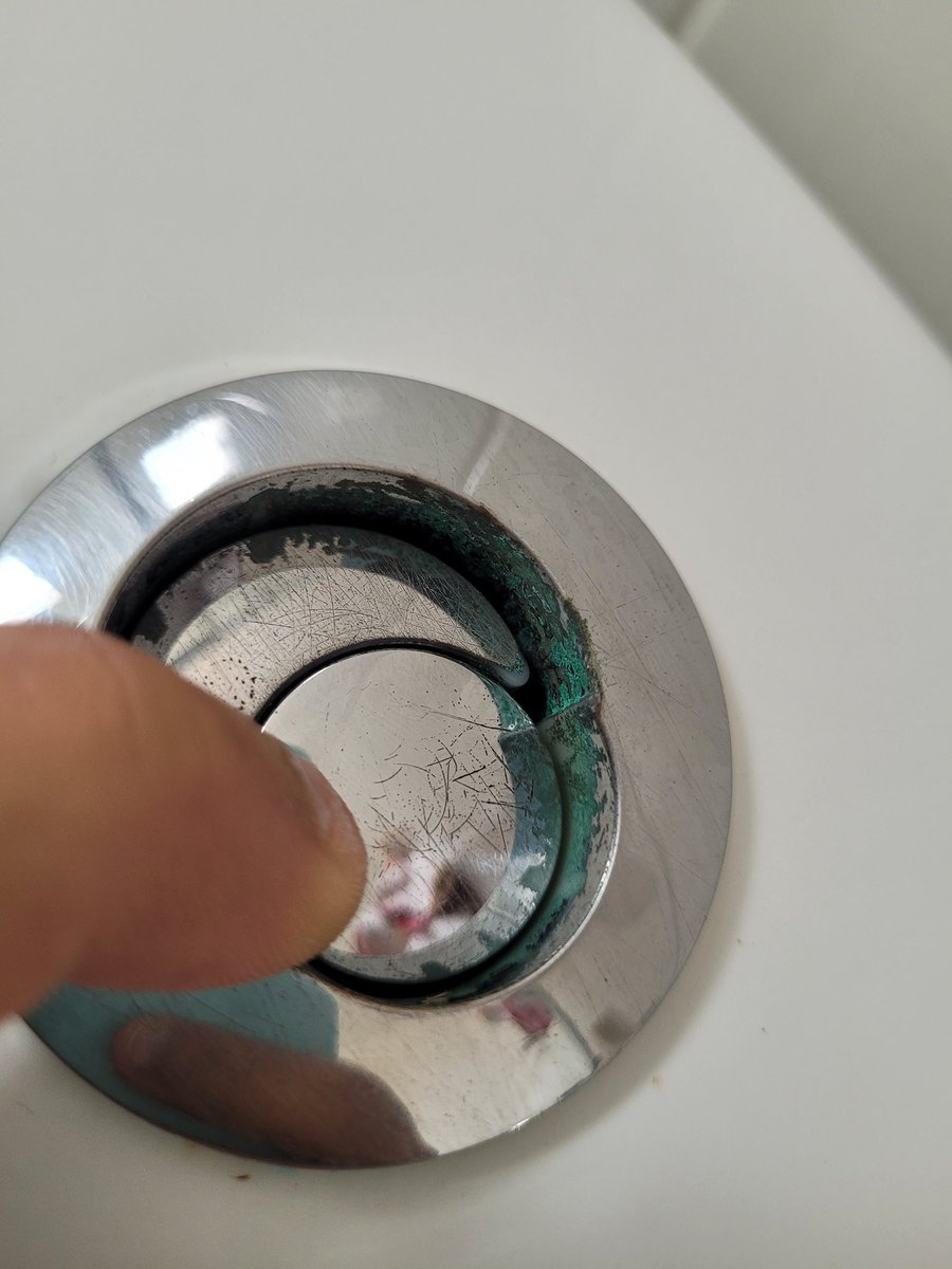 briosla's tweet photo. Quem tiver construindo, reformando ou apenas pensando em comprar um torneira ou ites hidráulicos, fujam da marca #Celite
São frágeis, oxidam e baixa durabilidade para produtos caros.
Botão da descarga descascado/ torneira da pia tive que botar durepox/ torneira do banheiro oxida https://t.co/3juB4fj8SH