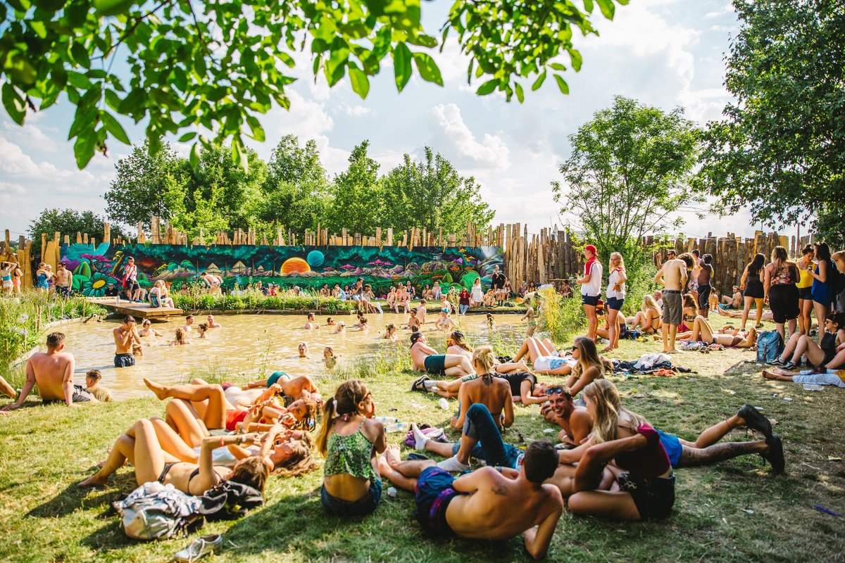 seriousparty22's tweet photo. ✅Today's to-do list: 
1. Ignore the fact it's a cold Monday morning
2. Close your eyes and drift away to SGP in the sun
3. The end. https://t.co/BuTmi1q4ya