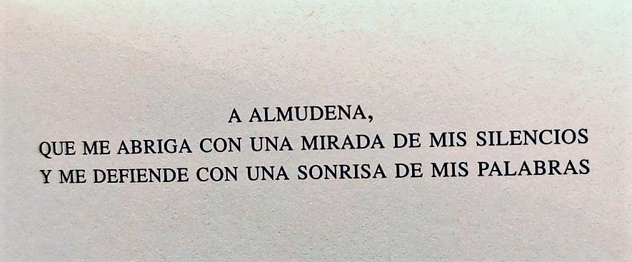 literlandweb1's tweet photo. #AlmudenaGrandes ha sido enterrada esta mañana en el cementerio civil de #Madrid entre centenares de lectores que han llevado alguno de sus libros a modo de homenaje. Nuestro adiós definitivo son dos dedicatorias: de Luis a Almudena, de Almudena a Luis. Hasta siempre, Almudena. https://t.co/LYZ9R5vBuX
