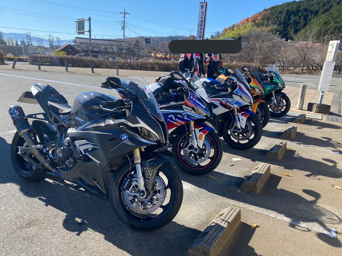 POV_S1000RR's tweet photo. 昨日のツーリング。

何日も悩んで絶景ルート決めたのにみんなガジェットに夢中になってた🤷‍♀️

やれやれ。 https://t.co/C6gPx4vKTW