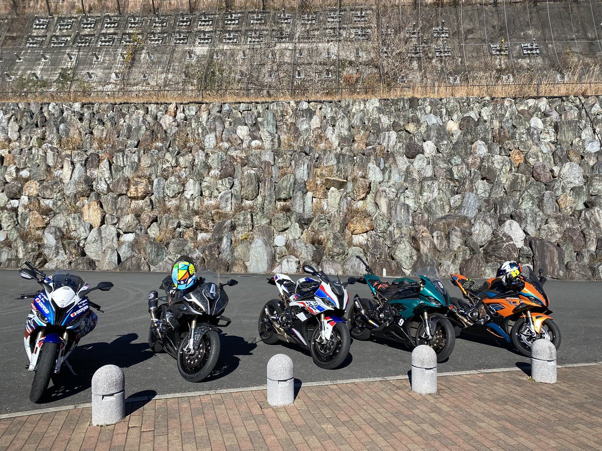 POV_S1000RR's tweet photo. 昨日のツーリング。

何日も悩んで絶景ルート決めたのにみんなガジェットに夢中になってた🤷‍♀️

やれやれ。 https://t.co/C6gPx4vKTW