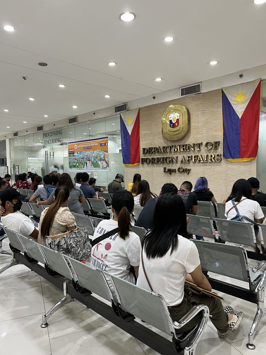 AlecksMutuc's tweet photo. 4hrs &amp; counting &amp; we’re still here @ @DFAPHL Lipa. Our scheduled appointment is at 3pm. Our papers were processed at 4:30pm &amp; now we’re waiting for our photos to be taken. What is the whole point of a scheduled appointment if we are going to wait this long? LOL. https://t.co/faYIzz19fF