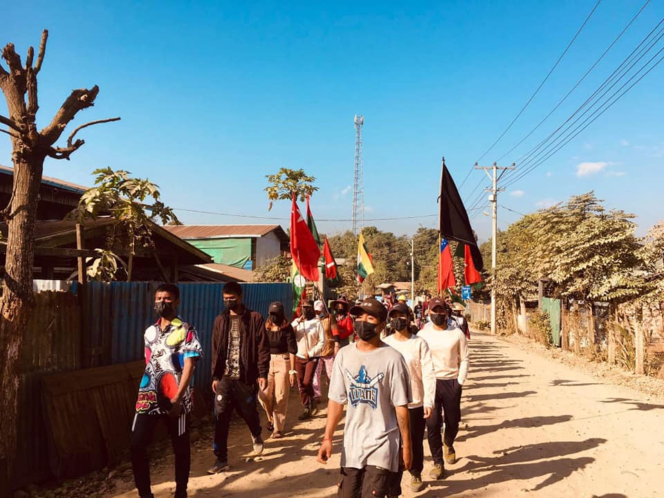 Khithitofficial's tweet photo. ဖားကန့်တွင် KIA ၊ PDF ၊ NUG ၊ NUCC ​ထောက်ခံပွဲ ချီတက် ပြုလုပ်
ရန်ကုန်၊ နိုဝင်ဘာ ၂၉ 
နိုဝင်ဘာလ ၂၉ ရက်နေ့တွင် အင်တာနက်ဖြတ်တောက်ခံထားရတာ ၃လ ကျော်ပြီဖြစ်သည့် ဖားကန့်မြို့တွင် KIA PDF NUG NUCC ထောက်ခံပွဲနှင့် အကြမ်းဖက်စစ်အာဏာရှင် အမြစ်ဖြတ်ချေမှုန်းရေး ဆန္ဒထုတ်ဖော်ကြသည်။ https://t.co/NPO3fL3k0u