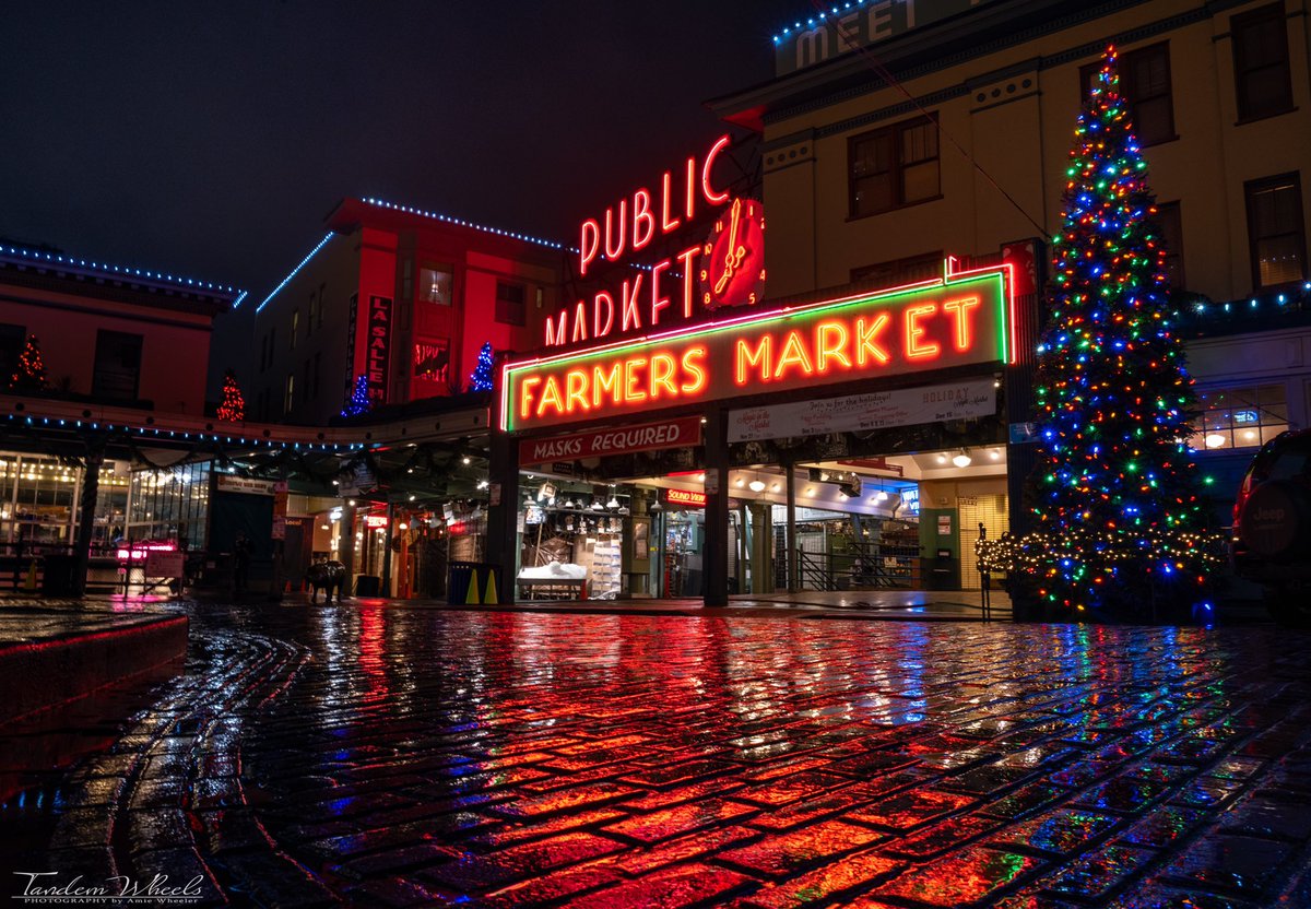 MimiRitZ244's tweet photo. Holiday Glow On The Brick Road, Pikes Place in Seattle ๐๐#Pikesplace #pnw #sonorthwest #wawx #seattle https://t.co/yn73O07IZI