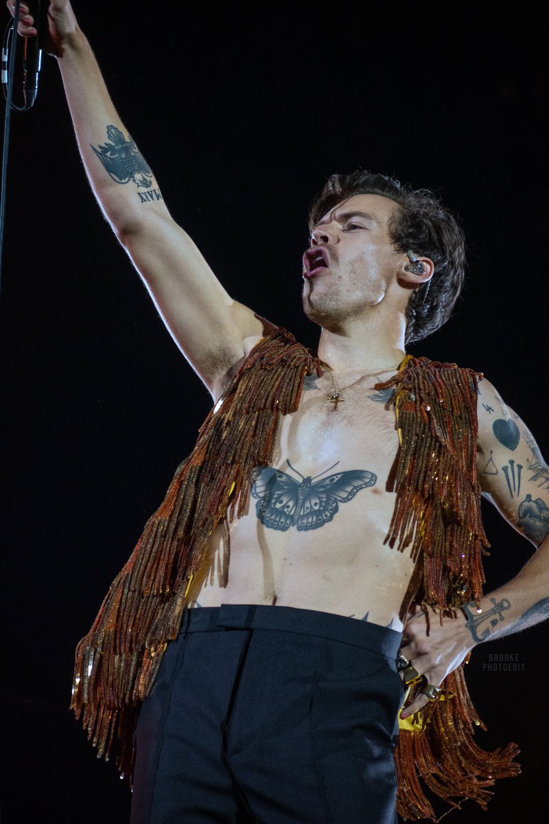 Musiccorner34's tweet photo. Final US show! 😢 I will miss seeing  new photos of Harry every day , with these fantastic outfits 🥰#LoveOnTourLongIsland #HarryStylesLoveOnTour #HarryStyles #Harry #LoveOnTour https://t.co/TrBAAQi7Vp