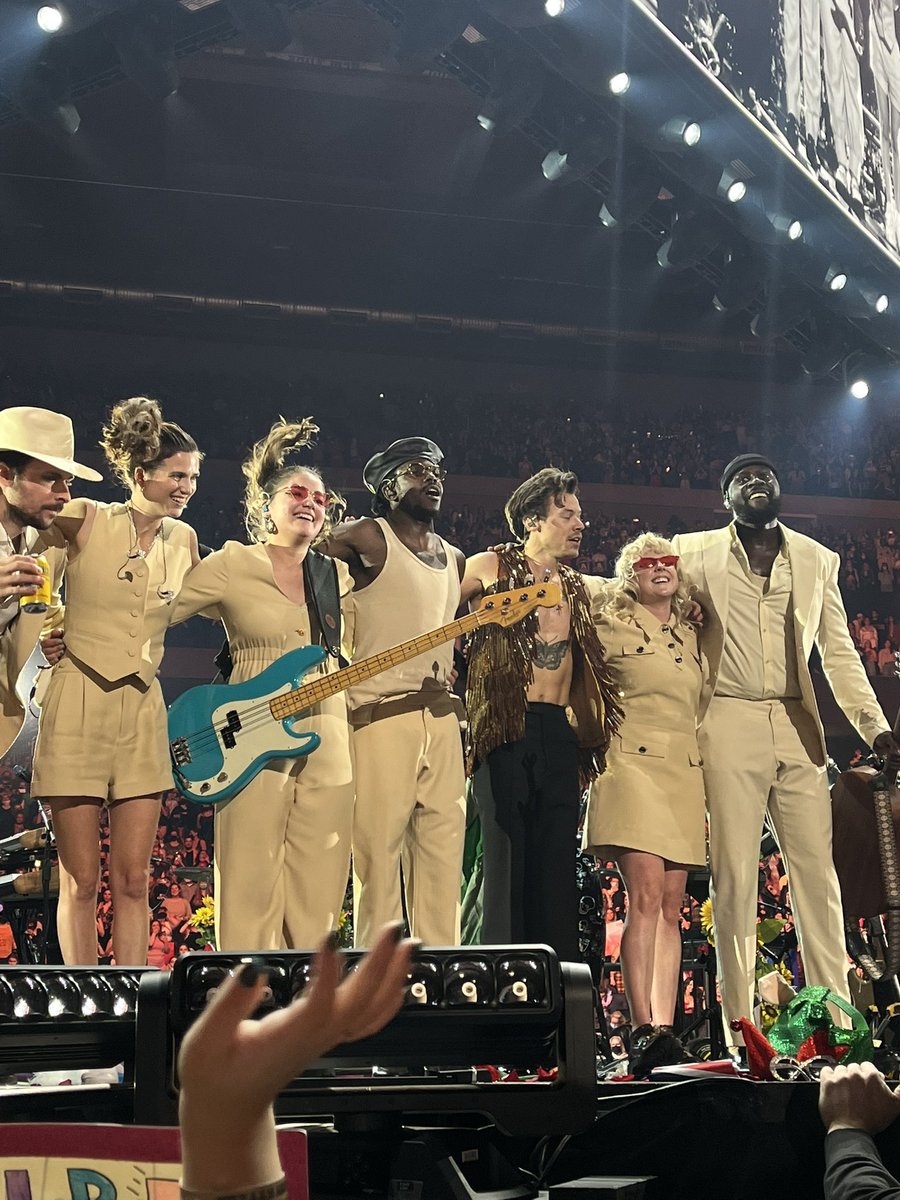Musiccorner34's tweet photo. Final US show! 😢 I will miss seeing  new photos of Harry every day , with these fantastic outfits 🥰#LoveOnTourLongIsland #HarryStylesLoveOnTour #HarryStyles #Harry #LoveOnTour https://t.co/TrBAAQi7Vp