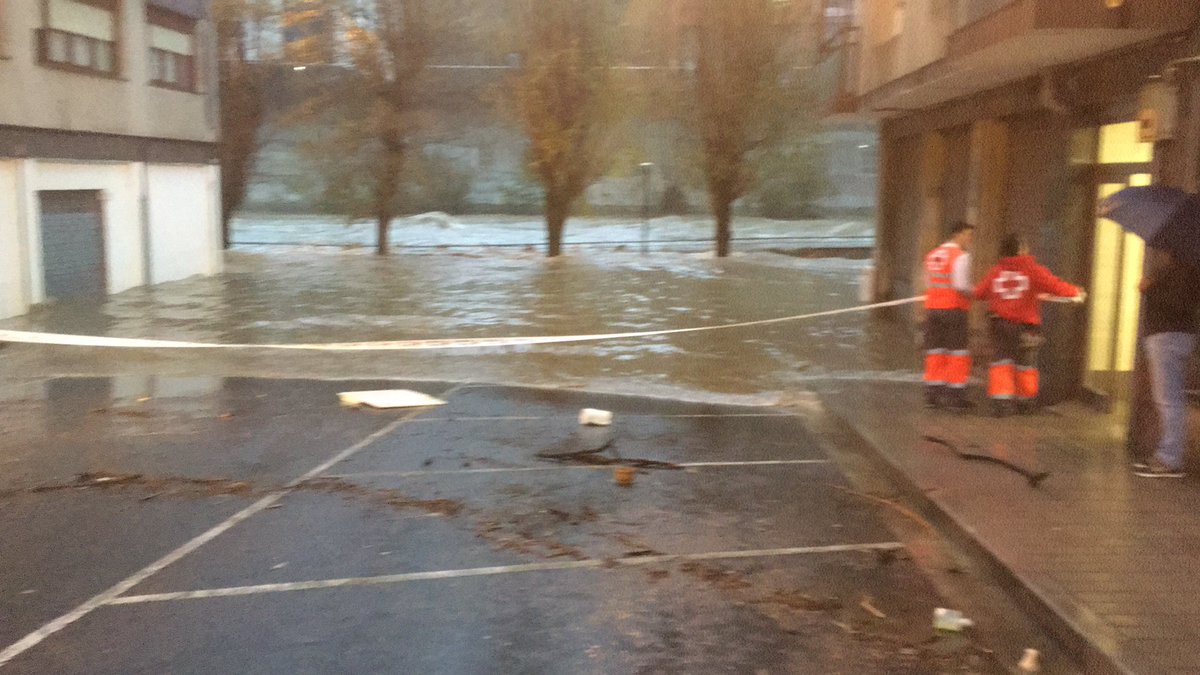 xmadariagai's tweet photo. Ariz #basauri #uholdeak #nerbioi #Inundaciones @Boulevardeitb os lo estamos contando. @eitbAlbisteak https://t.co/R5exvLiv3F