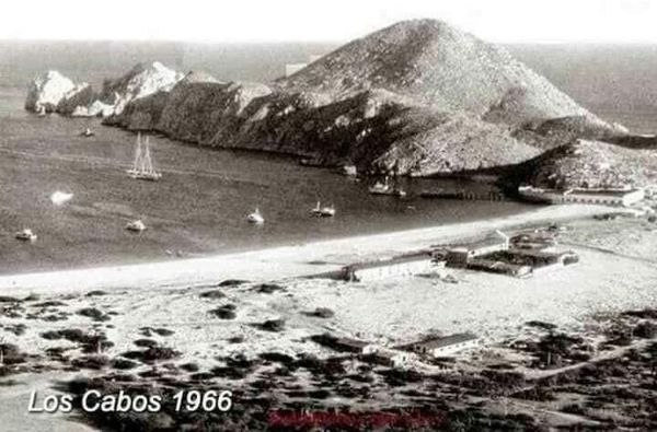 MexicoRetro's tweet photo. Playa el Médano, Los Cabos BCS 1966 https://t.co/BU9Cxb7ttY