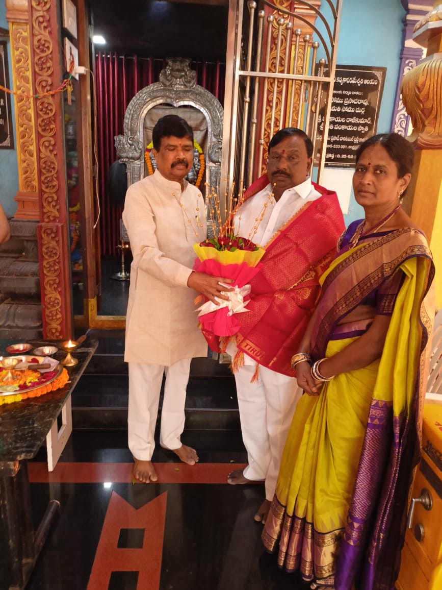 amaravadiln's tweet photo. South India and Telangana State #AryaVysyaMahasabha, Telangana State Industries Development Corporation (#TSIDC) Chairman Amaravadi Laxminarayana garu along with his family doing pooja at Shirdi Kasi Annapurna Satram.
#AryaVysya #AmaravadiLaxminarayana #AmaravadiLN https://t.co/NzqwA5gWFR