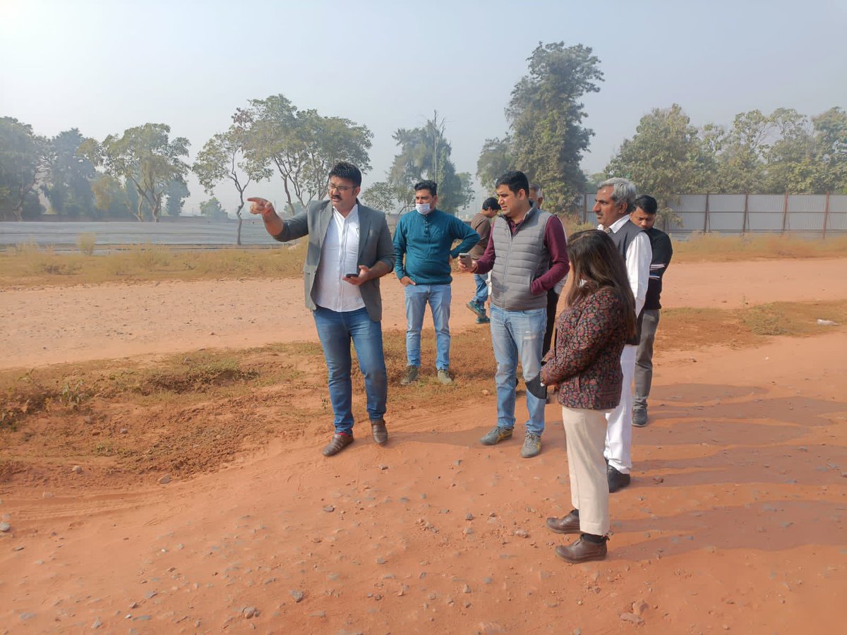 Praveenmalik86's tweet photo. Made a joint visit with @OfficialGMDA &amp; @HsvpHaryana official to check for hurdles of missing links of roads,ROW &amp; repair of roads in New Sector 77-99,joint report of handover will be prepared &amp; #HSVP will initiate the demolition soon
@rakeshdaultabad @DEEPAKKAHUJA @abhishekbehl https://t.co/d4D1OqmkdE