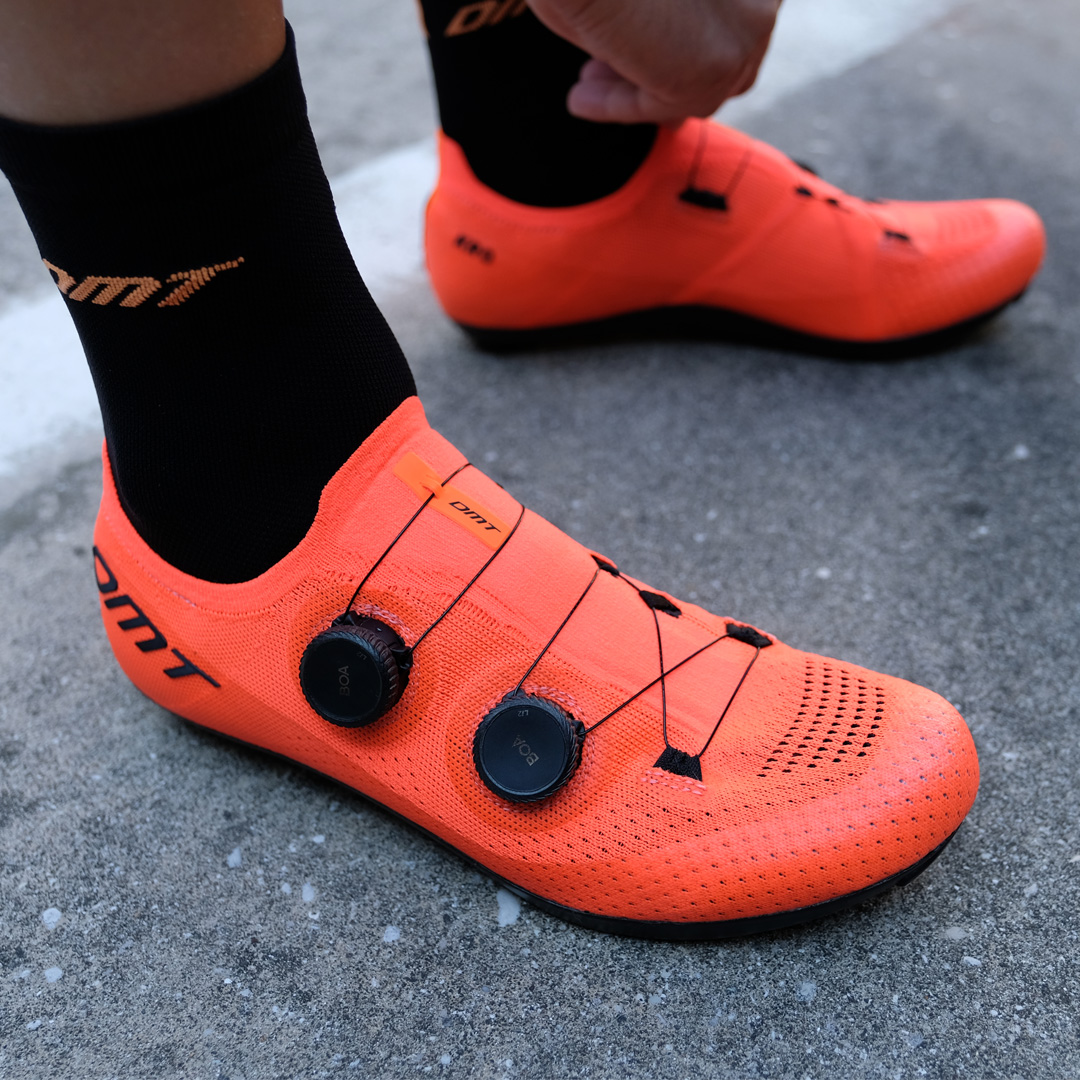 MizutaniBicycle's tweet image. DMT KR0
NewモデルのKR0　更に軽くなったエンジニアードニットと新設計のアナトミックカーボンSLソール（季節柄更に寒くなったともいうｗ）前足部と足首まわりで締まり具合を細かに調整可能な2BOA®ダイアルなさらに向上しています。 #DMTCYCLING mizutanibike.co.jp/?product=40dmt…