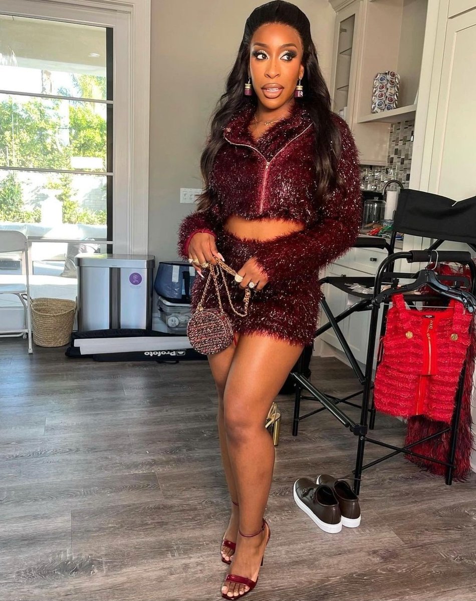 DressLikeJA's tweet photo. #NEW Jackie for @Forvrmood Holiday Campaign wearing:

The Sang Clothing tinsel jacket and skirt set, adAURAble Shop earrings (custom made), @CHANEL bag and @YSL sandals

Styled by @mannyjaystyling https://t.co/bvBDKqErMk