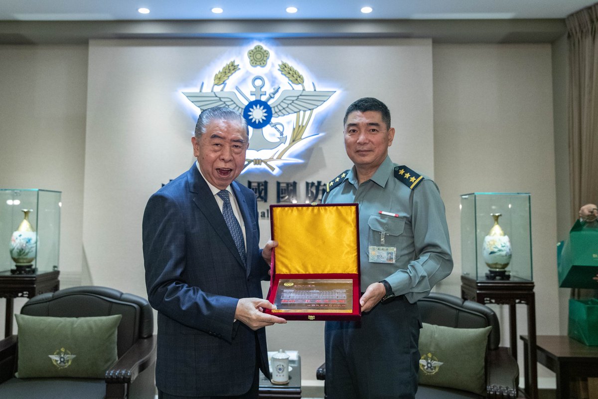 軍人之友社今日辦理創社70週年「向國軍致敬」慰問行程，由理事長李棟樑率敬軍團拜會國防部，感謝國軍官兵對國家的付出與貢獻，並表示未來個人的事業將繼續與弟兄姐妹們站在一起，持續感謝國軍。