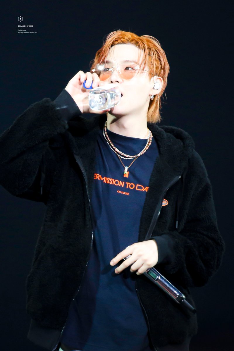 spring030993's tweet photo. 211128 [PTD LA] DAY 2

오….내가내가...저 물병이 되고 싶어....😅

#SUGA #슈가 #シュガ
#BTS #방탄소년단 @BTS_twt https://t.co/XkiS6i4mAK