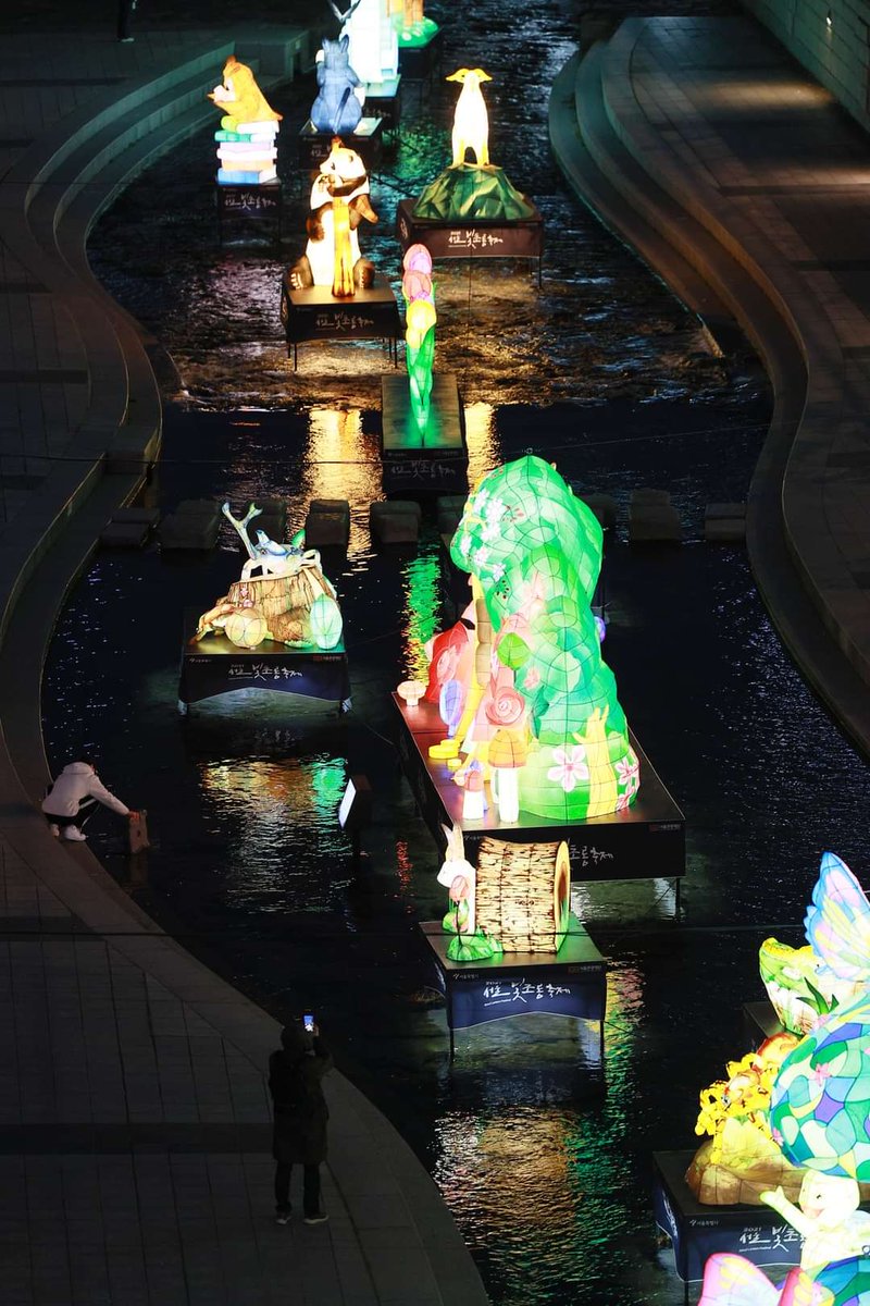 DermalMask's tweet image. Christmas is coming soon.  Hope that Omicorn Variant is a little issue.