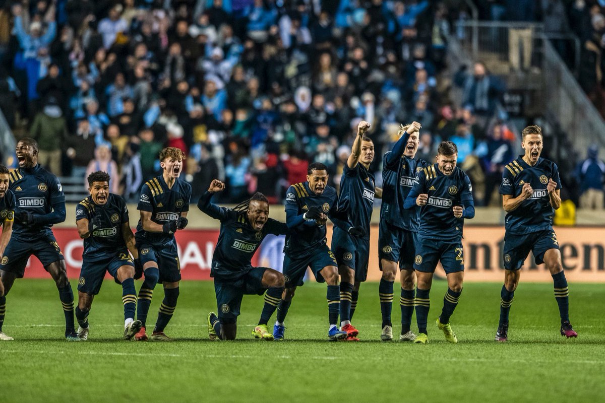 GiorgioD97's tweet photo. 🇺🇸🏆 #MLSCupPlayoffs 

@PhilaUnion 1️⃣(2)-1️⃣(0) @NashvilleSC 

⚽️ #Mukhtar (38’)
⚽️ #Gazdag (45+2’)

Si conclude ai calci di rigore il duello tra le classificate a pari merito in regular season.
Tanti gli errori, ma a spuntarla sono i #DOOP che volano in finale.

#PHIvNSH @MLS https://t.co/vdQSkirR5a