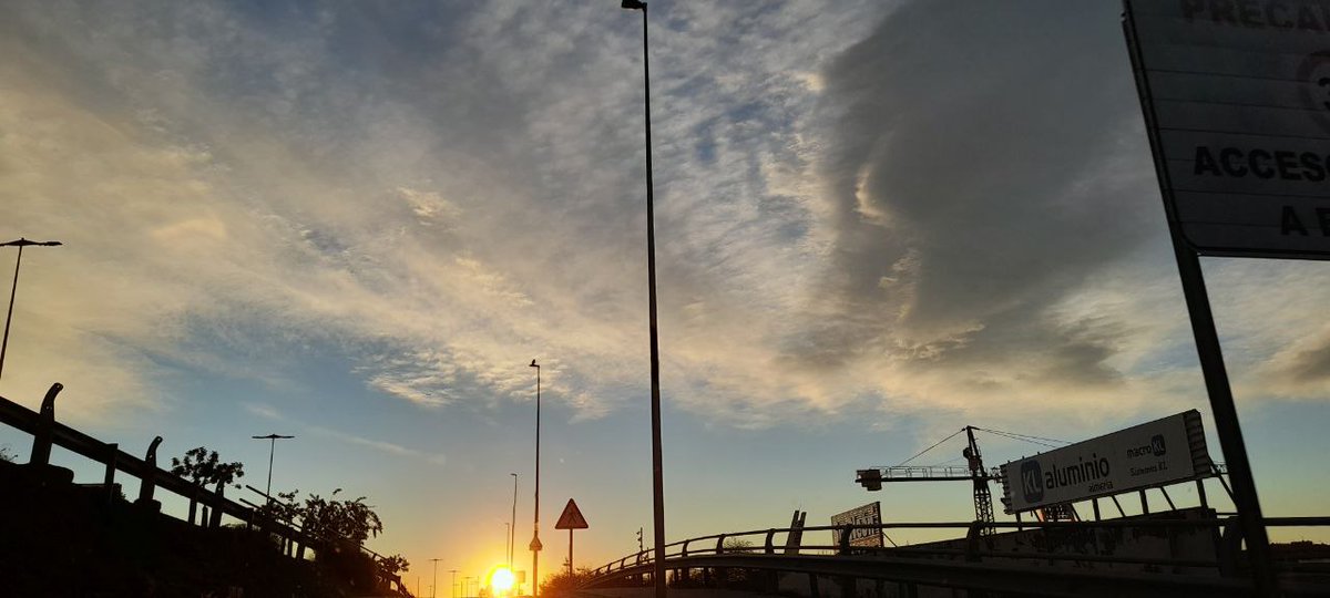 ShowMeTheSky1's tweet photo. #29Noviembre Zona de #Almeria 8:15 #Amanecer #NubesDeEvolución #NubesAltas #CieloNublado #CieloLechoso #NubesNaturales #CieloCubierto #Dimming GeoIngenieria HAARP NexRad SRM #ManipulaciónClimática Mira Al Cielo. No te pedimos que pienses como nosotr@s, solo que pienses https://t.co/oeonYgywVw