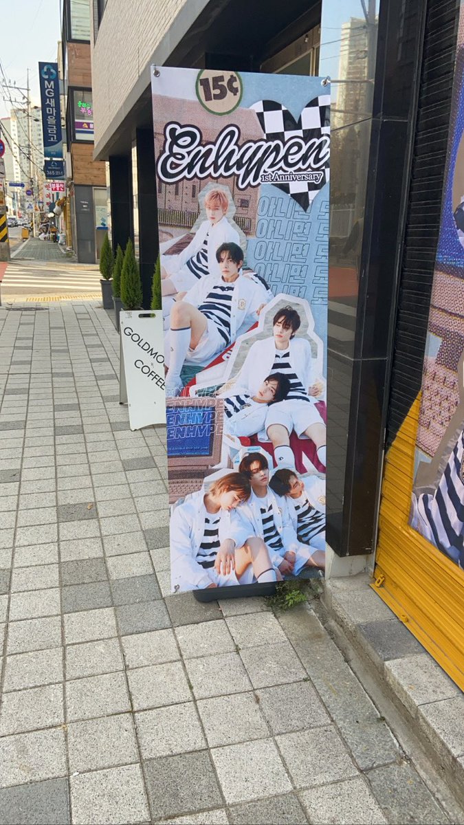 enhypen_river's tweet photo. 아 너무 행복해…😭
내생에 첨으로 온 생카 완전 만족쓰..🤍
GOLDMOON🌕
#영원히_함께할_엔하이픈의_1stAnniversary https://t.co/ms3LNX2HD6
