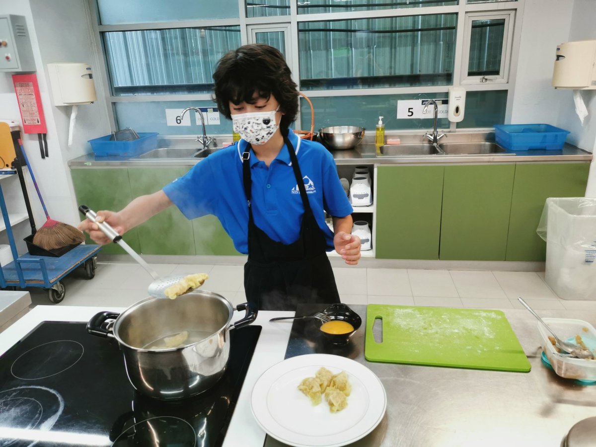 YfeiYuanjia's tweet photo. Cooking in action! This corresponds well to the unit - cooking Chinese food. The process of exploring the cooking vocabulary and procedures is fun. The cooking is also fun! @NISTSchool #languagechat #mandarin https://t.co/lIrW9p017l