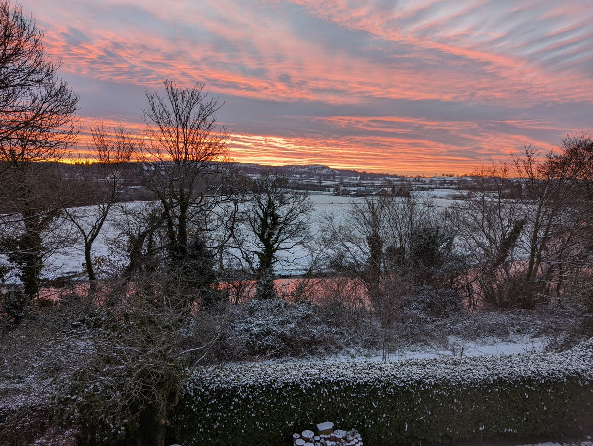 beekeepingkids's tweet photo. Beautiful but cold start to the week here in #Kendal, even #TheRiverKent was pink!
Have a good week everyone π #Cumbria #StaySafe @golakesculture #BitNippyOut
#BeekeepersHour https://t.co/XgnkJ2g1Wz