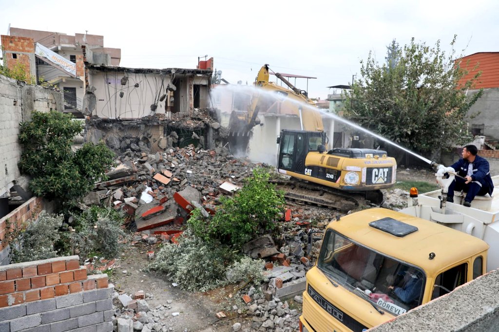 yuregirbld's tweet photo. Daha güzel,
daha yaşanabilir, 
daha modern bir Yüreğir için... 🏡

Şehit Erkut Akbay Mahallemizde kentsel dönüşüm yıkım çalışmalarımız devam ediyor. 🚧🏗 https://t.co/bpBVkdrO3b