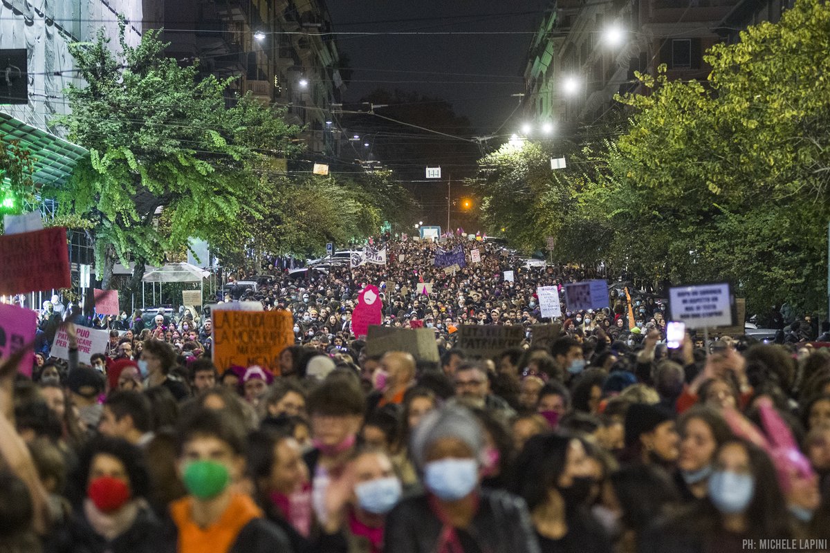 MicheleLapini's tweet photo. Il #corteo promosso da @nonunadimeno a #Roma è durato poche ore nei #media, proviamo a fare l'#onda lunga di questa #marea. 

#nonunadimeno #femminicidio #violenzadigenere #civogliamovive #photojournalism #fotogiornalismo #photo #nudm #niunamenos #struggle #27N #bastafemminicidi https://t.co/Lhq6DdFTNj