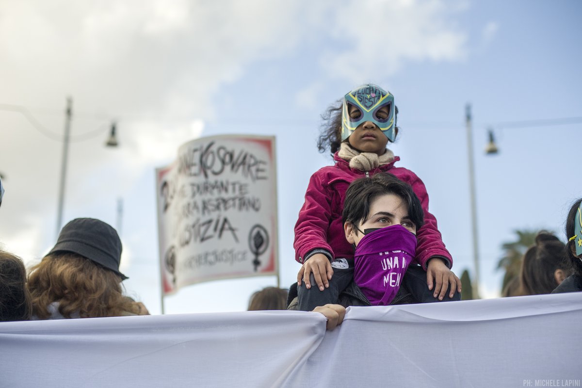 MicheleLapini's tweet photo. Il #corteo promosso da @nonunadimeno a #Roma è durato poche ore nei #media, proviamo a fare l'#onda lunga di questa #marea. 

#nonunadimeno #femminicidio #violenzadigenere #civogliamovive #photojournalism #fotogiornalismo #photo #nudm #niunamenos #struggle #27N #bastafemminicidi https://t.co/Lhq6DdFTNj