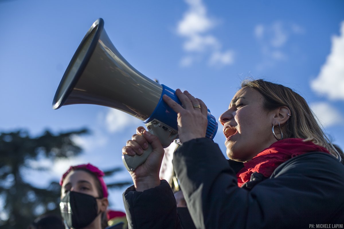 MicheleLapini's tweet photo. Il #corteo promosso da @nonunadimeno a #Roma è durato poche ore nei #media, proviamo a fare l'#onda lunga di questa #marea. 

#nonunadimeno #femminicidio #violenzadigenere #civogliamovive #photojournalism #fotogiornalismo #photo #nudm #niunamenos #struggle #27N #bastafemminicidi https://t.co/Lhq6DdFTNj