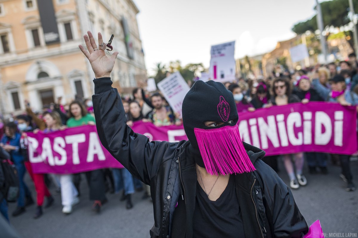 MicheleLapini's tweet photo. Il #corteo promosso da @nonunadimeno a #Roma è durato poche ore nei #media, proviamo a fare l'#onda lunga di questa #marea. 

#nonunadimeno #femminicidio #violenzadigenere #civogliamovive #photojournalism #fotogiornalismo #photo #nudm #niunamenos #struggle #27N #bastafemminicidi https://t.co/Lhq6DdFTNj