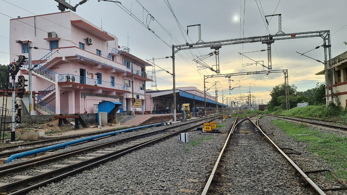 GMSRailway's tweet photo. Erode railway station and its tracks look majestic as the sun sets and the twilight sky peeks through
#BeautifulRailways #IndianRailways #SouthernRailway https://t.co/RdLo8rb7Xe
