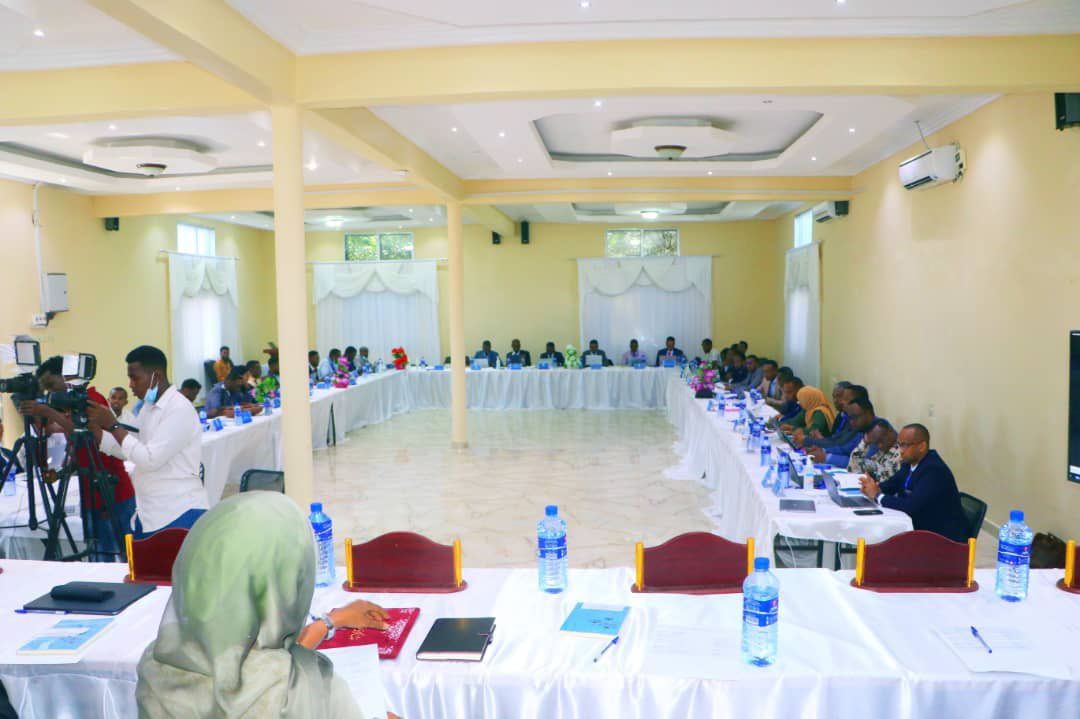 oglemoha's tweet photo. Delighted  to host the intergovernmental review meeting of FGS and FMS of health in Kismanyo. Thank you Minister Fawzia,  my colleague Ministers and the entire Delegate for making this happen. @WHOSom @UNFPA_SOMALIA @MoH_Somalia @AbikarDr @unicefsomalia https://t.co/fYz8ffJLp4