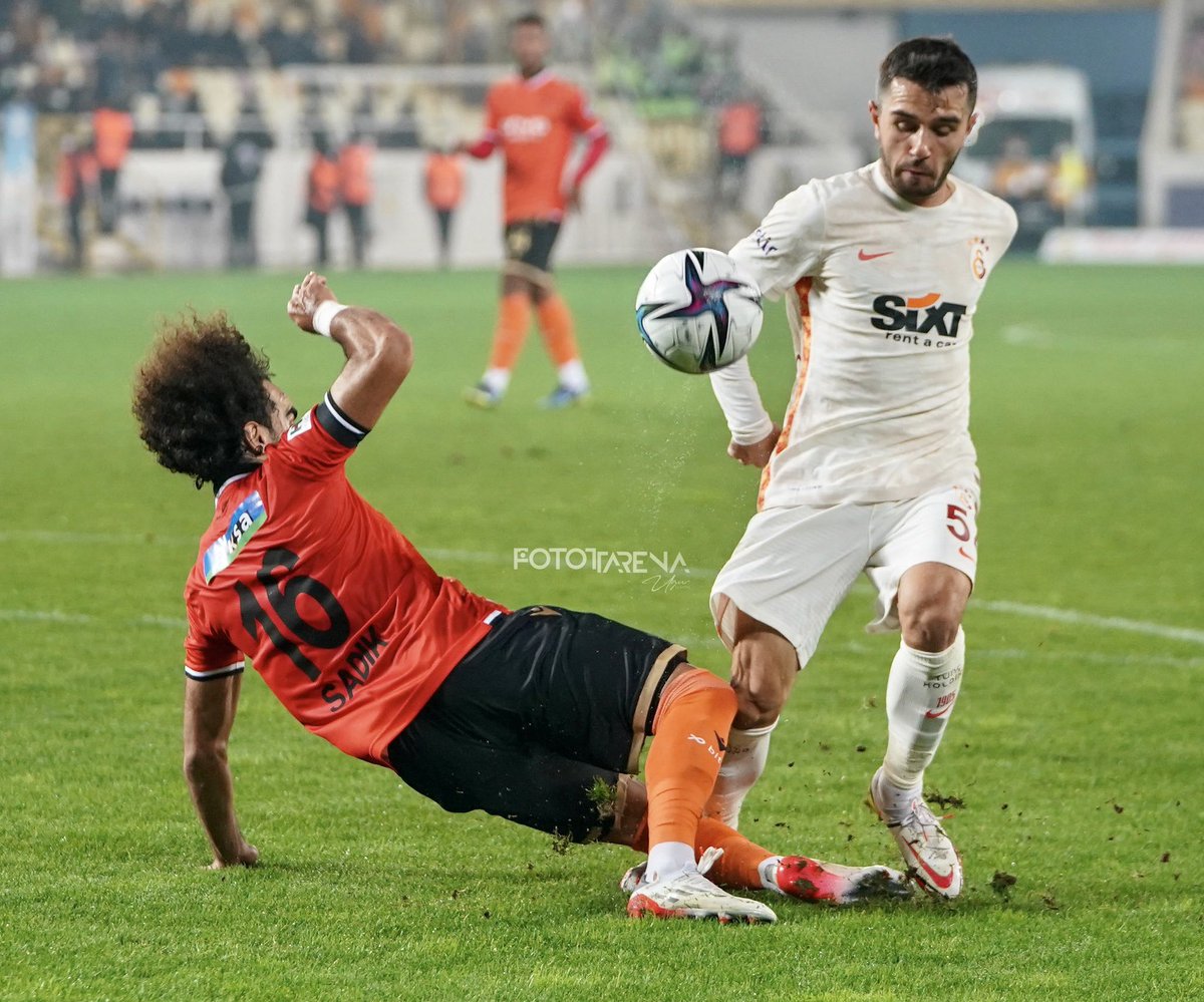 zeksibo's tweet photo. Bu pozisyon kurallara göre Penaltı, talimatlara göre değil..! #YMSvGS 😡😡😡😡 @Tff_org @GalatasaraySK @burakelmas_tr @rezan_epozdemir @remzisanver @fatihterim @ultraslan https://t.co/9W0Ccveogl