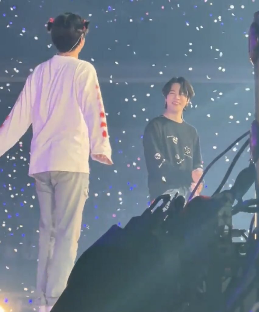 kkuljinmin's tweet photo. what jimin sees          what seokjin sees https://t.co/Htecjadgon