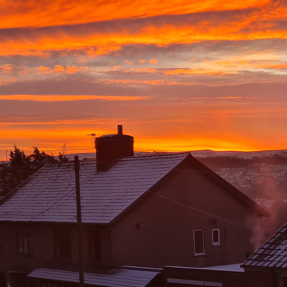 Shigufta1's tweet photo. Opened the curtains this morning to this view ! Just wow ❤ #snow #Winterslow #PhotoOfTheDay https://t.co/3HnBPKAaye