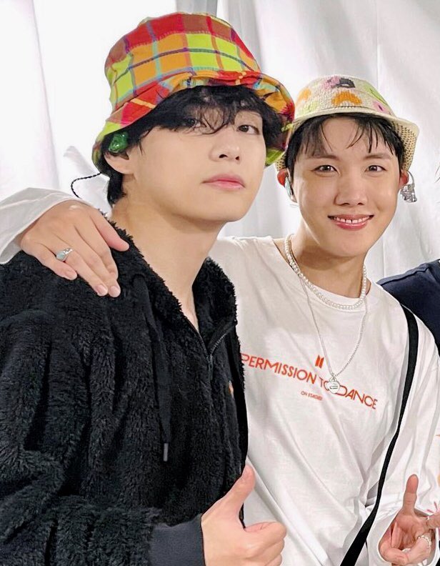 taekook09011995's tweet photo. They look so cute ☺️

#JHOPE #JIN #JUNGKOOK 
#BTS #PTD_ON_STAGE_LA 
#BTSARMY #PTD_ON_STAGE_LA_Day2 https://t.co/lvAcz6LY9Y