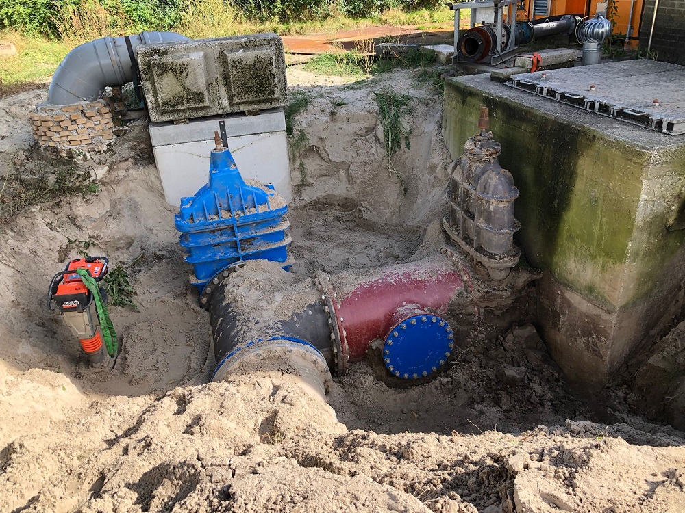 Persleiding #Emmen succesvol in bedrijf genomen. Het werk aan het vervangen van de persleiding in Emmen naderen het einde, spannend is het aansluiten  nieuwe persleiding aan rioolgemaal Emmen. Hieraan gingen een paar intensieve dagen van testen vooraf.
vechtstromen.nl/buurt/projecte…
