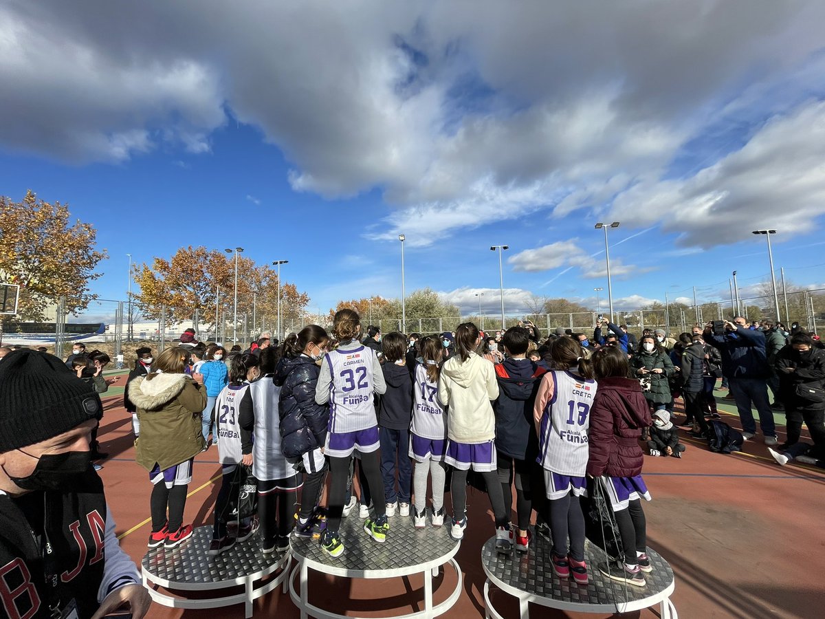 AmpaFcaPedraza's tweet photo. Las familias damos las gracias a @AytoAlcalaH @diana_diaz_pozo @Carlos_GRAlcala @CBJuanDeAustria  @FAPAlcala por hacer posible el 2ºTorneo de baloncesto del #IESFranciscaDePedraza. Necesitamos que nuestro IES esté en los #presupuesto2022 de @ComunidadMadrid 
#IESCompletoYa https://t.co/MYnWJYX0t7