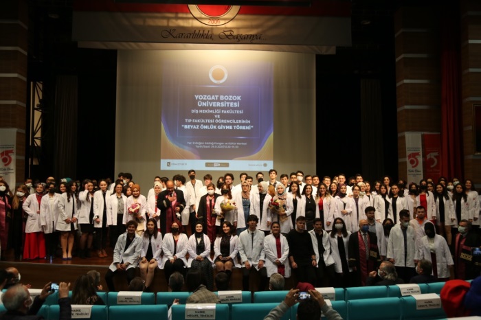 ÖĞRENCİLERİMİZ BEYAZ ÖNLÜKLERİNİ GİYDİ
Fakültemiz 2021-2022 eğitim-öğretim yılında Fakültemizi kazanan hekim adayı öğrenciler önlüklerini giyerek meslekleri yolunda ilk adımı attı.