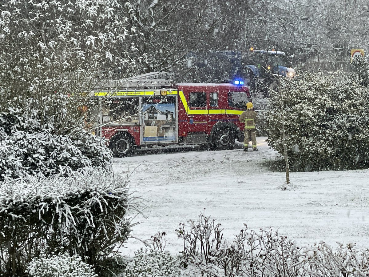 SFRS_MDrayton's tweet photo. INCIDENTโ ๏ธ Mobilised at 15:50 on Sunday ๐ along with pump from @AudlemFire @CheshireFire ๐ to alarms operating at property in #Woore near #MarketDrayton ๐จ Thankfully no fire situation ๐ฅ๐๐ป Alarms operated due to power failure in area โก๏ธ#WinterWonderland #CrossBorderWorking https://t.co/8vzjN5H6Ug