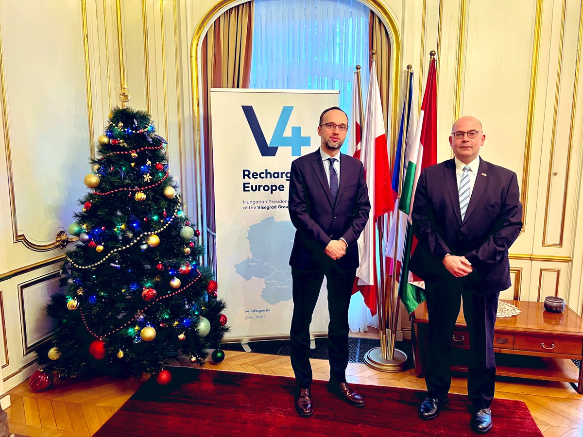 tamasivankovacs's tweet photo. I was very pleased to welcome our new #V4 colleague, H.E. Rafał Siemianowski, the new Ambassador of #Poland @PLinBelgium and hosting the newly complete #Visegrad #Ambassadors’ Group talking about the objectives &amp; #BXL program of the current #Hungarian @V4_PRES #V4HUPRES 🇭🇺🇸🇰🇨🇿🇵🇱 https://t.co/IUysa79Gtb