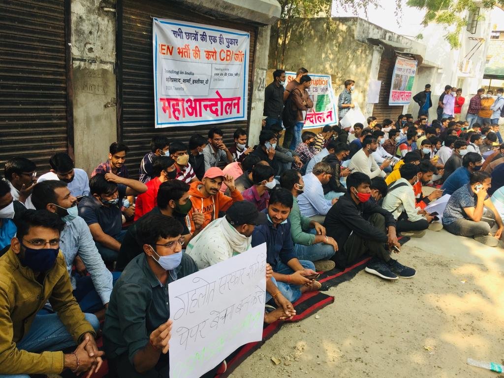 zeerajasthan_'s tweet photo. #Jaipur : JEN भर्ती परीक्षा की CBI जांच की मांग

मांग को लेकर विधायक आवास के बाहर बैठे धरने पर, पिछले दिनों ही भर्ती परीक्षा का परिणाम किया गया है जारी, परीक्षा में गड़बड़ियों का आरोप लगाते हुए परीक्षा रद्द करने की मांग, साथ ही CBI जांच कर ��ोषियों के खिलाफ कार्रवाई की मांग https://t.co/sxrzc6nkRn