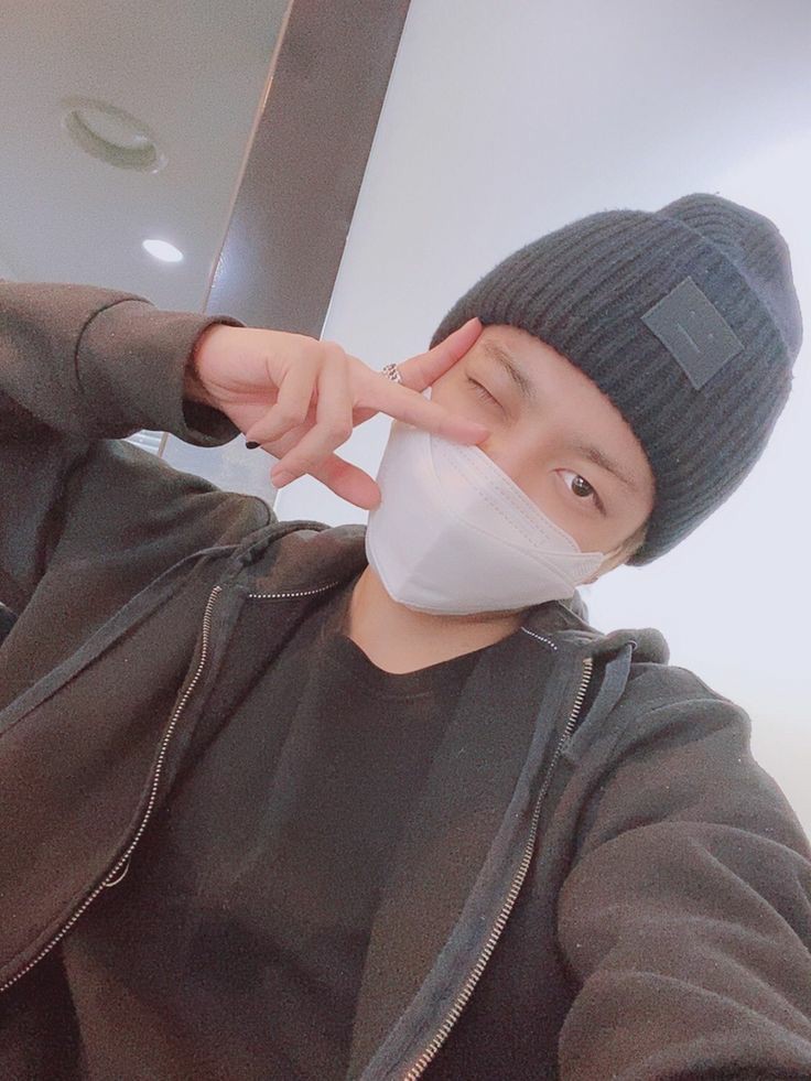 cutieseokjoong's tweet photo. [#홍중]🎓👍👀
#ATEEZ #에이티즈 https://t.co/D1jSE9TTrf