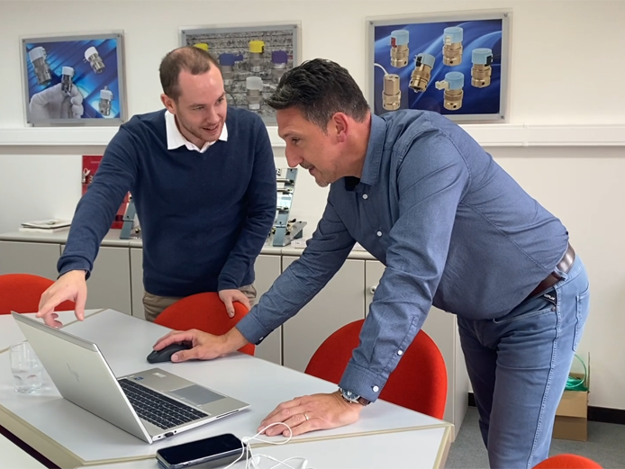 SAVACONV's tweet photo. Samen met de @MSDynCRMOnline-experts van Thrives, dat sinds kort deel uitmaakt van de Savaco-familie, stapte Clippard Europe in een zes weken durend CRM-Kickstart-traject. En mét resultaat, zo blijkt uit deze videogetuigenis! https://t.co/q8tth2wIG4 https://t.co/sj50xWakvL