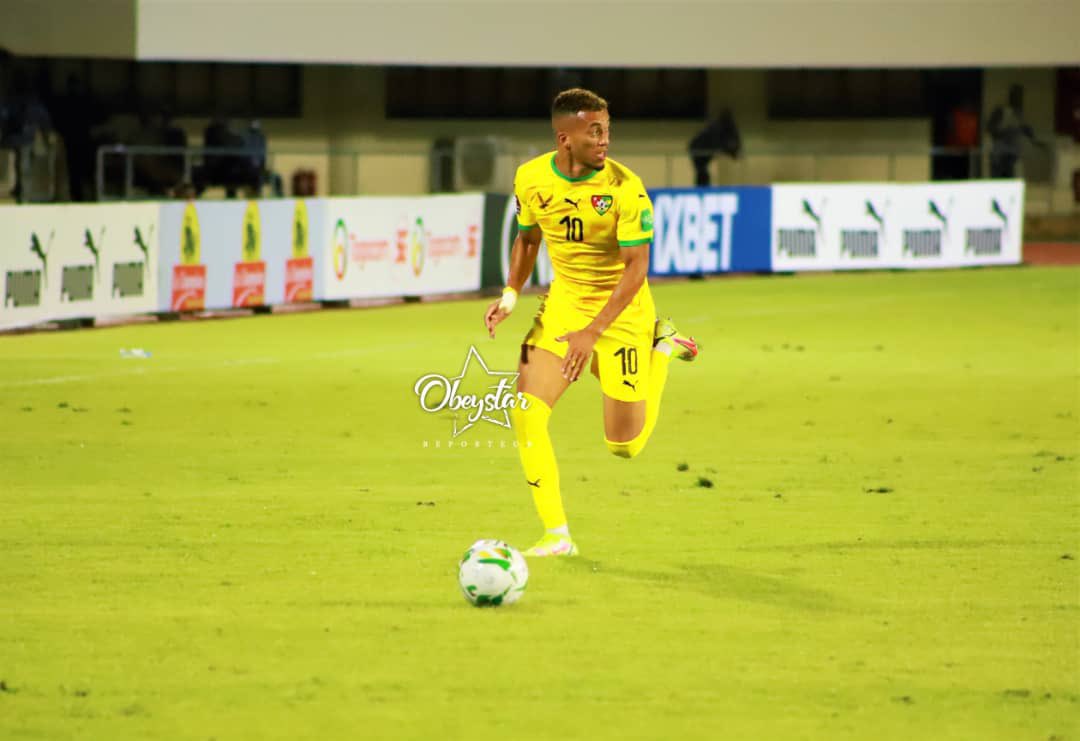 HenenDavid's tweet photo. Bonjour à tous 
Les périodes de fêtes arrivent à grands pas 
J’aimerais vous faire plaisir en faisant gagner mon maillot des éperviers du togo 
Like + RT 💚💛 
Le gagnant sera tiré au sort le 10.12 en direct sur mon instagram Officiel.  
Merci pour votre soutiens et bonne semaine https://t.co/xkvyhdkPlp