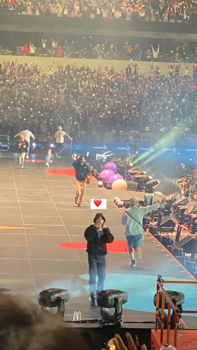 walkingdrums's tweet photo. 🔴 LIVE REPORT
Footage #PTD_ON_STAGE_LA hari kedua atau #PTD_ON_STAGE_LA_Day2 dari kontributor kami. Seru yaaaa 😭💜 https://t.co/7eylJbyLsS