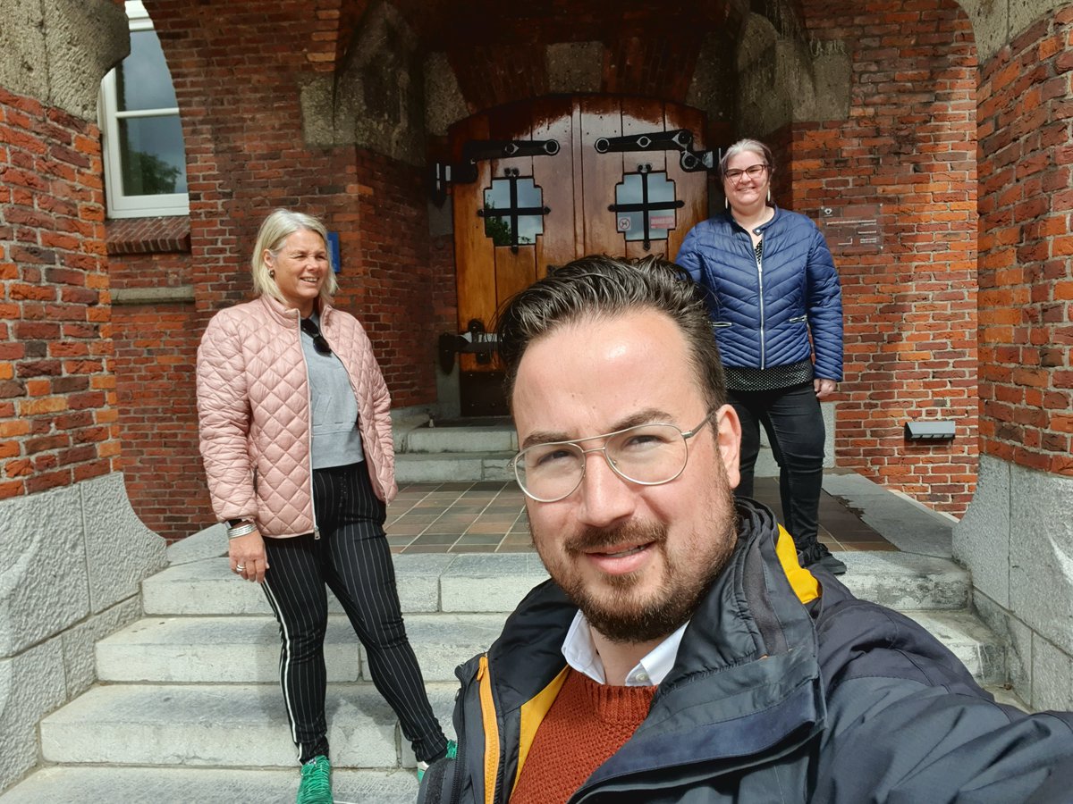 Heb je een goed idee voor jouw buurt? Of heb je een vraag over de veiligheid of leefbaarheid in je wijk? Ook in december houden de gebiedsregisseurs weer spreekuren voor Leidschendam. Stompwijk en Voorburg. Bekijk de data en tijden: bit.ly/3cWkNR9